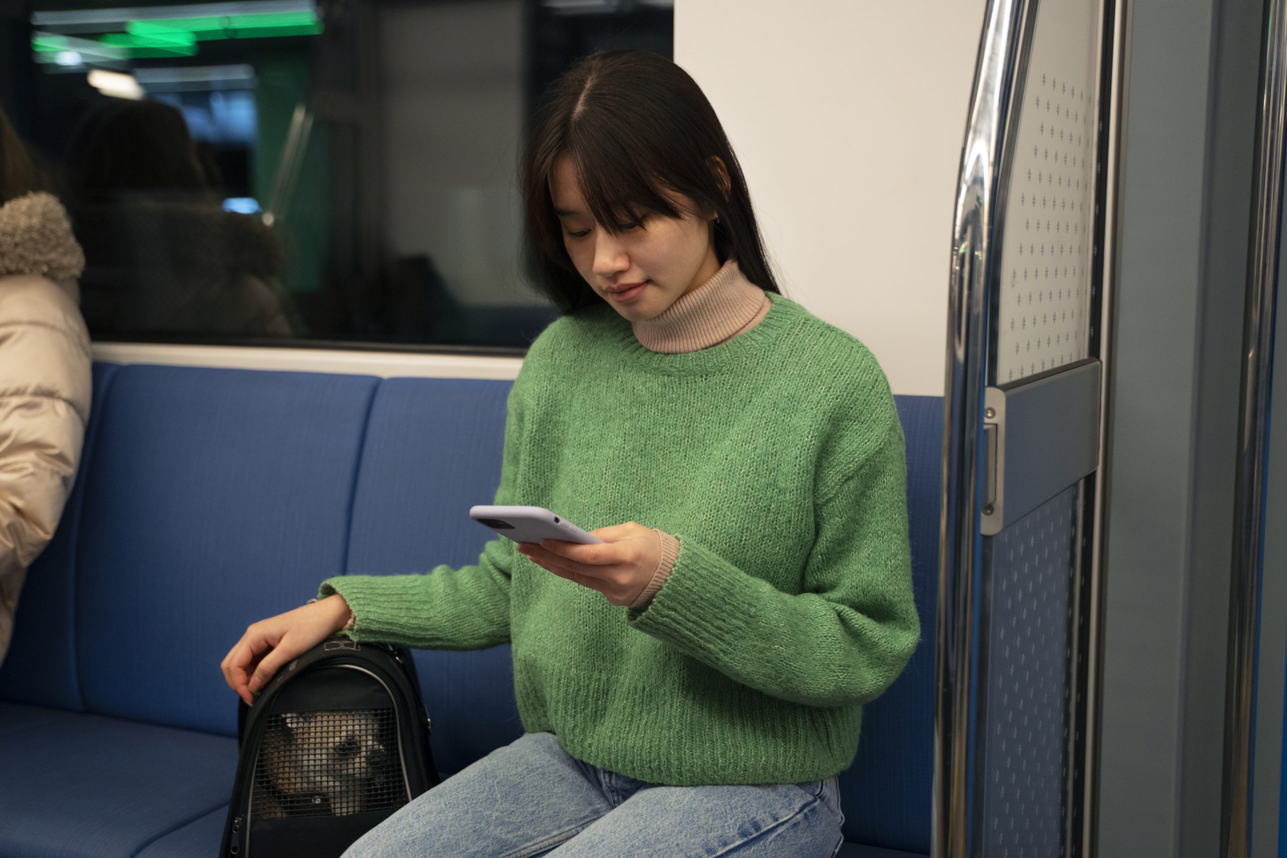 Femme regardant une vidéo sans son sur son smartphone dans le métro